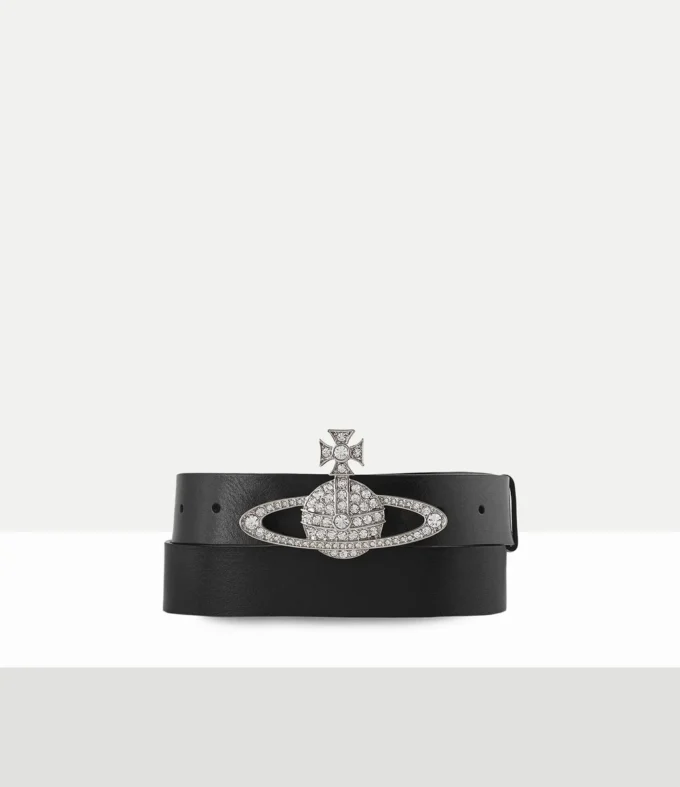 Pás s reliéfem střední velikosti