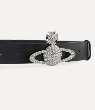 Pás s reliéfem střední velikosti