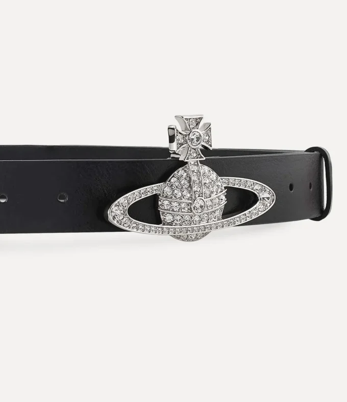 Pás s reliéfem střední velikosti